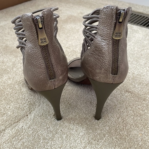 BCBG MA-NIKOLE: Taupe 7.5M - Picture 3 of 6